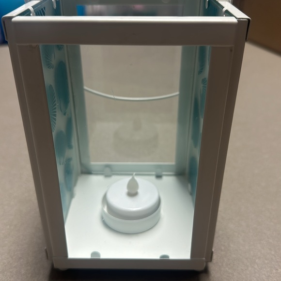 Candle holder with flameless candle sea shell design in turquoise glass & metal - Picture 3 of 7